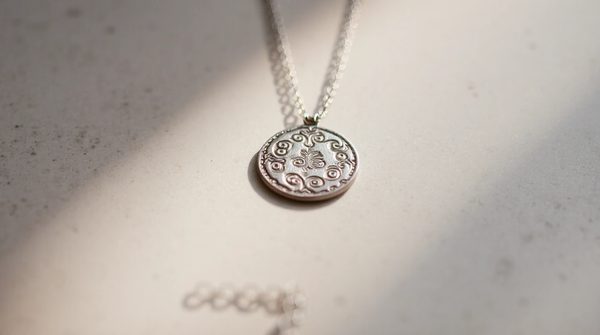 Bijoux en argent avec gravure sur mesure : personnalisez votre style